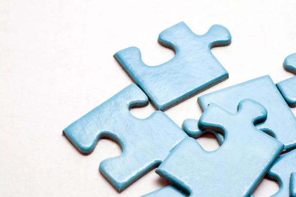 Blauwe puzzelstukjes op witte achtergrond - Foto, afbeelding