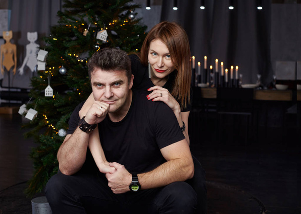 Happy couple waiting for Christmas at home - Фото, зображення
