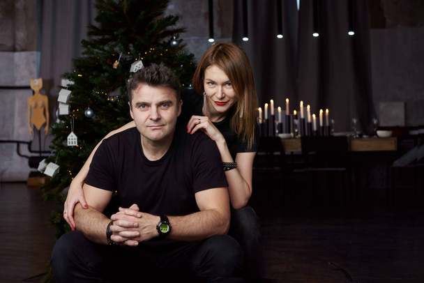 Happy couple waiting for Christmas at home - Foto, Bild