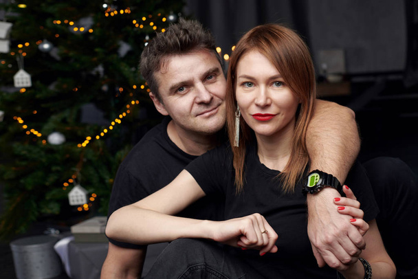 Happy couple waiting for Christmas at home - Foto, Imagem