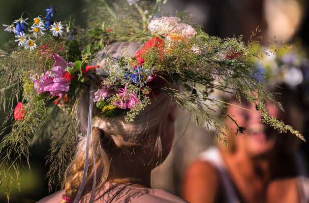 couronne de solstice d'été sur la tête, fait à la main, pièces individuelles en bref, journée d'été
 - Photo, image