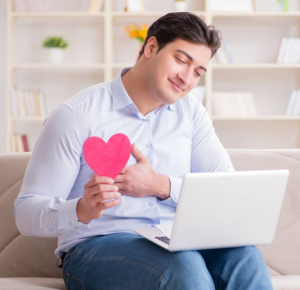 Hombre joven haciendo propuesta de matrimonio a través de Internet portátil - Foto, Imagen