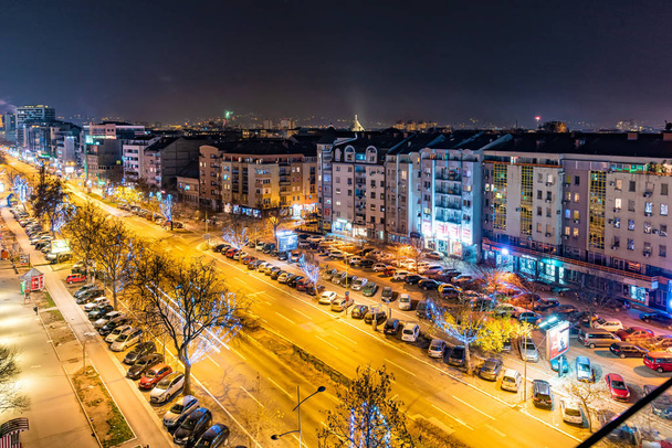 Novi Sad, Σερβία 01 Ιανουαρίου 2020: Λεωφόρος Απελευθέρωσης (Σερβική: Bulevar Oslobodjenja) τη νύχτα στο Νόβι Σαντ της Σερβίας. Bulevar βρίσκεται μεταξύ σιδηροδρομικό σταθμό της πόλης και Liberty Bridge. - Φωτογραφία, εικόνα