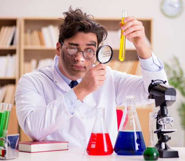 Сумасшедший ученый-врач проводит эксперименты в лаборатории - Фото, изображение