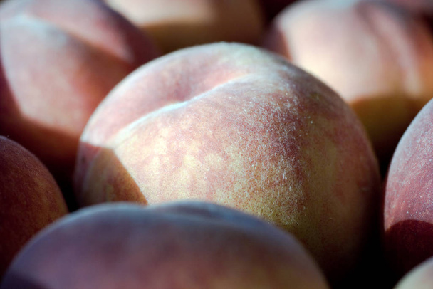 Група стиглих персиків в мисці
 - Фото, зображення