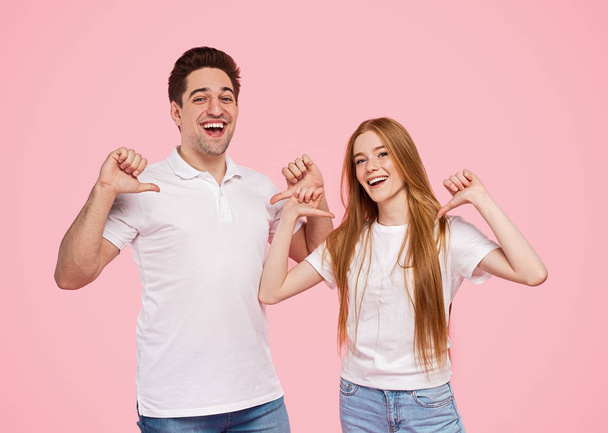 Happy optimistic young couple on pink background - Fotoğraf, Görsel