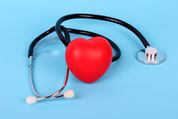 stetoskop a srdce izolované na modrém pozadí - Fotografie, Obrázek