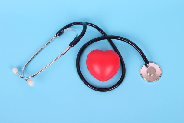 stethoscoop en hart geïsoleerd op blauwe achtergrond - Foto, afbeelding
