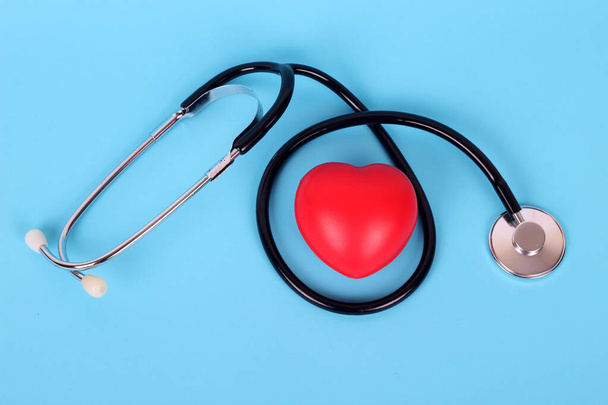 stethoscoop en hart geïsoleerd op blauwe achtergrond - Foto, afbeelding