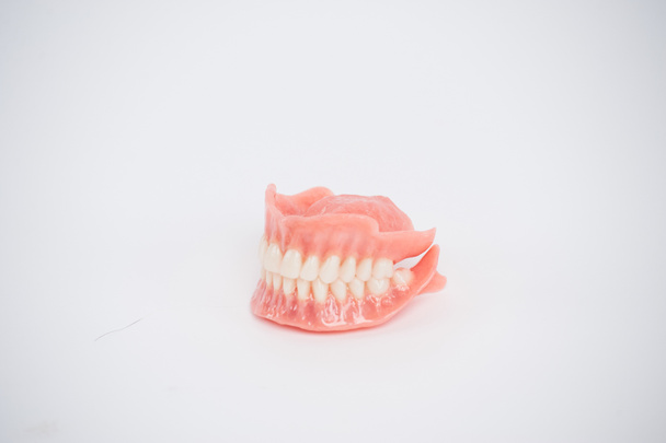 Οδοντάκια. Πλήρης αφαιρούμενη οδοντοστοιχία. Απομόνωση σε λευκό φόντο - Φωτογραφία, εικόνα