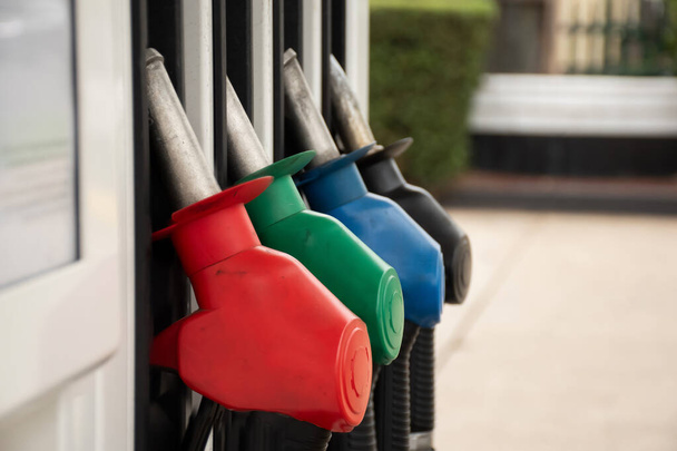 Różne pompy gazoinowe na stacji benzynowej. Koncepcja cen paliw benzynowych - Zdjęcie, obraz