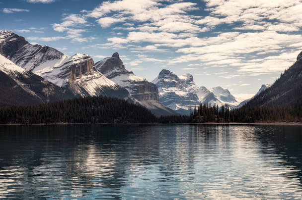 Канадские скалы с голубым небом отражаются на озере Малинье в Ясе
 - Фото, изображение