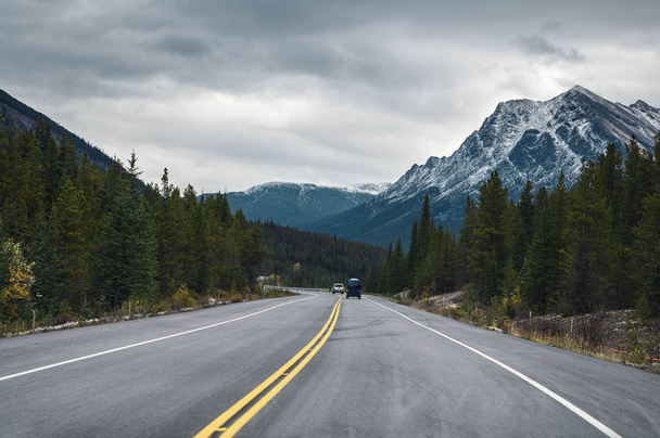 Road trip with Rocky mountains in autumn forest on gloomy at Ban - Foto, afbeelding