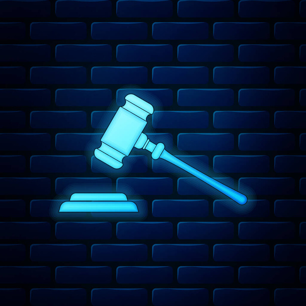 Świecący neon Sędzia ikona młotek izolowane na tle cegły ściany. Gavel do orzekania wyroków i ustaw, sąd, sprawiedliwość, z podstawką. Symbol młotka aukcyjnego. Ilustracja wektora - Wektor, obraz