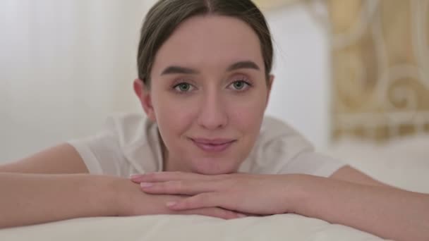 zbliżenie z wesoły młody kobieta robi kciuki w górę w łóżko - Materiał filmowy, wideo