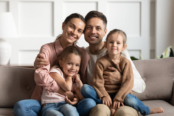 Portrait de famille aimante avec des enfants posant à la maison
 - Photo, image