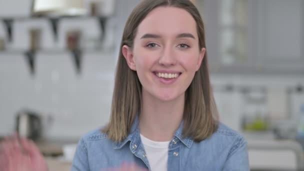 Πορτρέτο της όμορφης νεαρής γυναίκας που αισθάνεται ενθουσιασμένος και παλαμάκια - Πλάνα, βίντεο