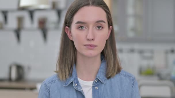 Portret van Ambitieuze Jonge Vrouw die Nee zegt van Vinger - Video