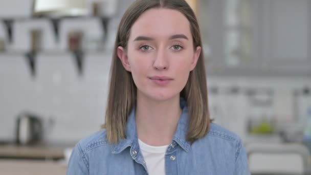 Πορτρέτο της απογοητευμένης νεαρής γυναίκας που δείχνει Αντίχειρες - Πλάνα, βίντεο