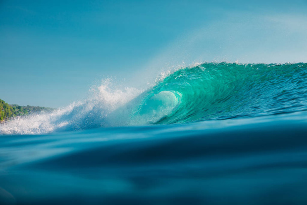 Denizde fıçı dalgası. Güneş ışığıyla mavi dalga - Fotoğraf, Görsel