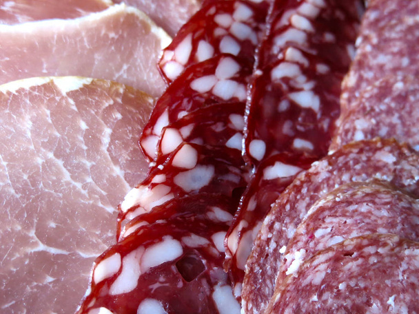 domowe talerze mięsne na wakacje: kiełbasa salami, szynka          - Zdjęcie, obraz
