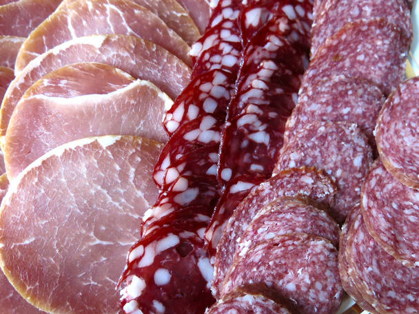 prato de carne caseiro para o feriado: salsicha de salame, presunto
          - Foto, Imagem