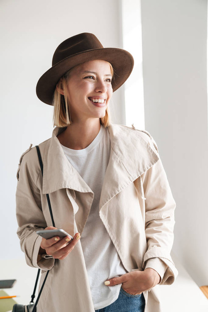 Attractive smiling young woman wearing autumn coat - Foto, Imagen