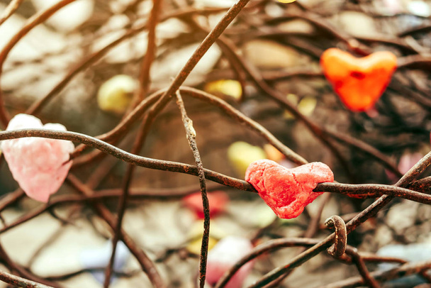 Kırmızı kalp şeklinde bir mum parçası eski paslı çelik bir çubuğa yapışır. Sevgililer Günü geçmişi. - Fotoğraf, Görsel