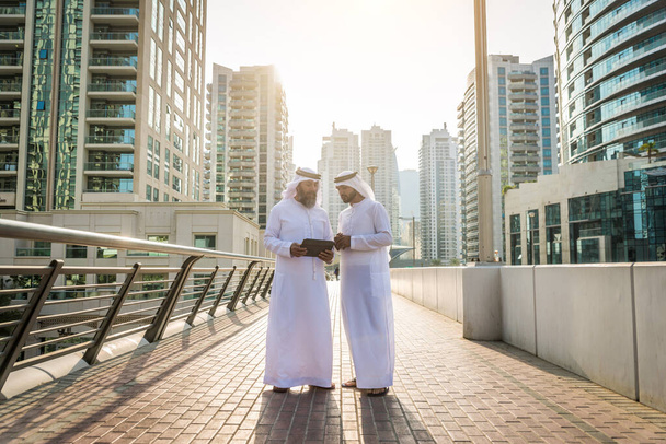 Biznesmen w Dubaju - Zdjęcie, obraz