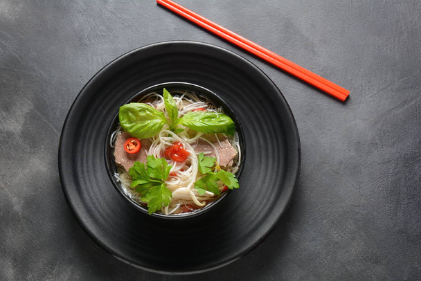 Hagyományos vietnami leves Pho bo fűszerekkel, marhahússal, rizs tésztával, chilivel és babcsíra. Vietnámi konyha. Ázsiai élelmiszer - Fotó, kép