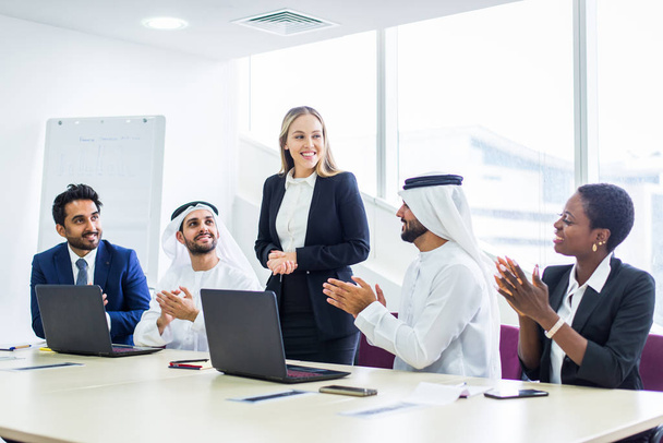 Business meeting in Dubai - Zdjęcie, obraz