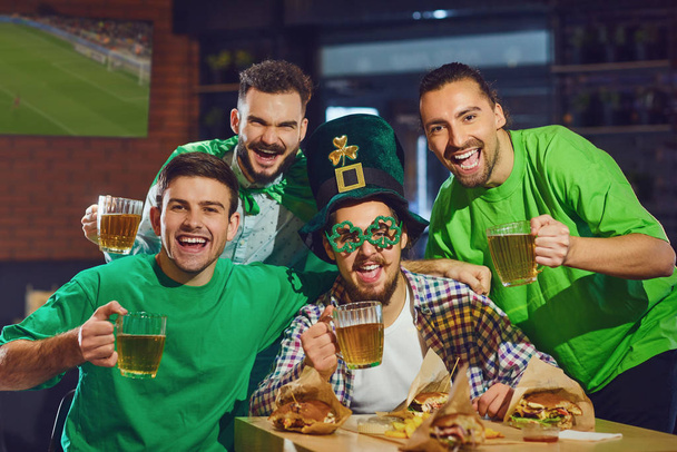 Friends on St. Patricks Day at the bar. - Foto, imagen