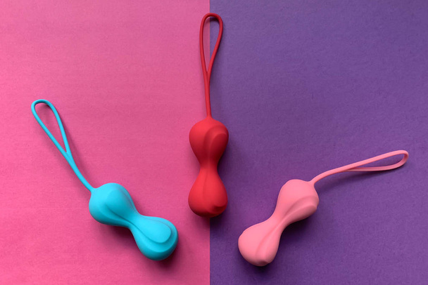 Παιχνίδια σεξ. Τρεις jiggle μπάλες σε ένα φόντο χρώμα.  - Φωτογραφία, εικόνα
