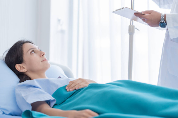 Пациентка слушала врача на кровати в хосписе - Фото, изображение