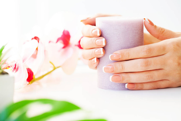 Nehty se starají. Krásné ženské nehty s francouzskou manikúrou, v beauty studiu - Fotografie, Obrázek