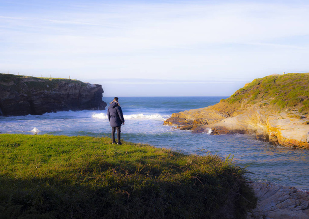 playas de galicia hombre en soledad - Фото, изображение