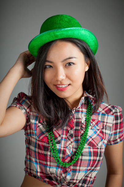 porträt von sexy asiatisch cowgirl für st patrick 's day - Foto, Bild