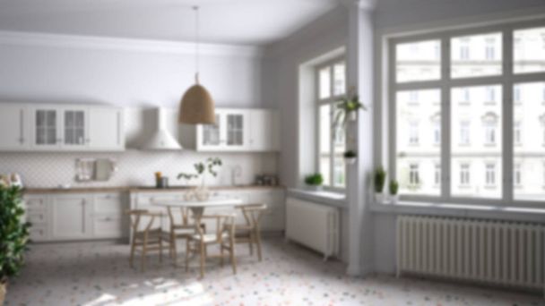 Projeto de interiores de fundo Blur: cozinha vintage retro com piso de mármore e janelas, sala de jantar, mesa com cadeiras de madeira, plantas em vaso, radiadores, lâmpada pingente, design de interiores
 - Foto, Imagem