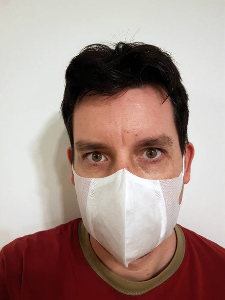 Autoprotección contra el virus. Hombres con máscara de medicina. Infección por virus
. - Foto, imagen