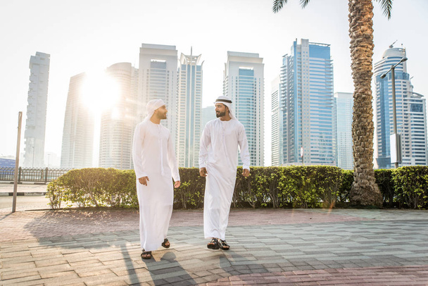Двое мужчин с кандорой в Дубае
 - Фото, изображение