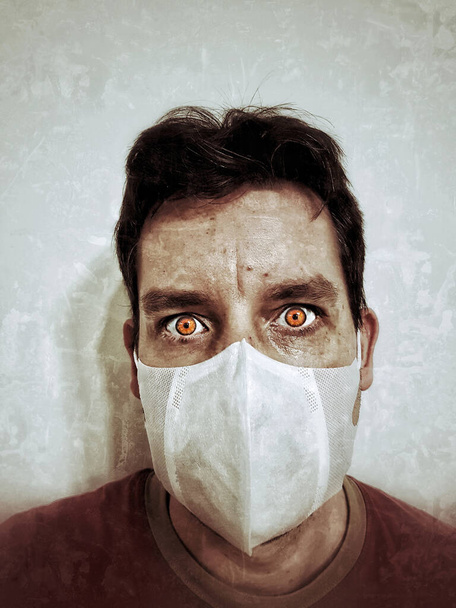 Paciente cero. Infección y peligro. Estilo horroroso. Infección por virus, hombre enfermo con máscara
 - Foto, imagen