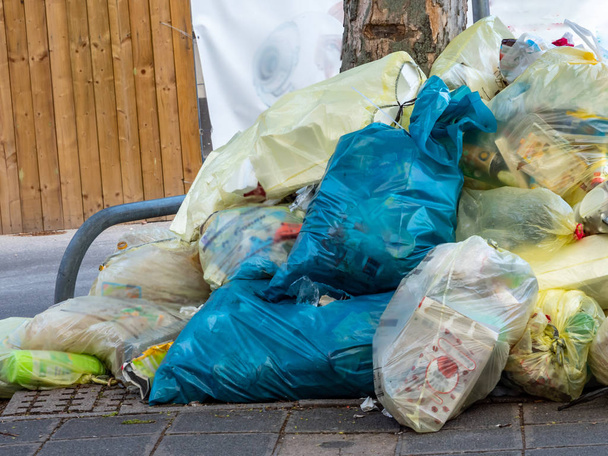 Mnoho plastových pytlů na odpadky na ulici - Fotografie, Obrázek