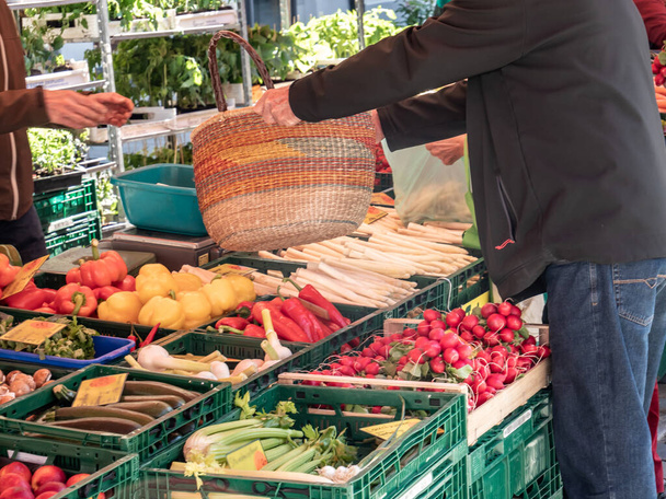 Βιολογικά λαχανικά στην εβδομαδιαία αγορά - Φωτογραφία, εικόνα