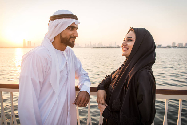 Arabic couple dating in Dubai - Foto, imagen