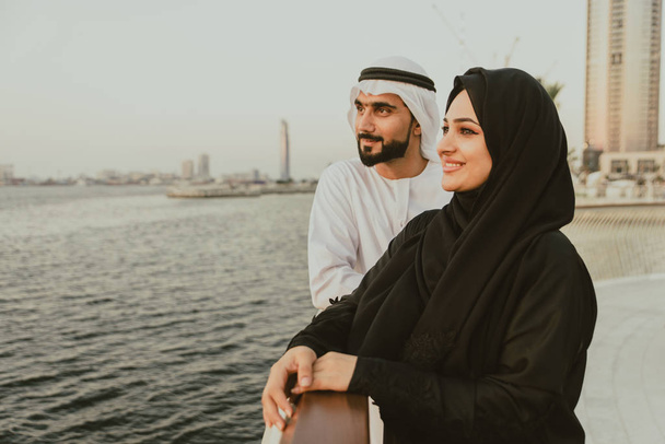 Arabic couple dating in Dubai - Zdjęcie, obraz