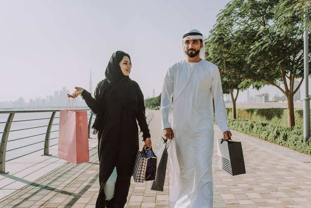 Arabic couple dating in Dubai - Foto, immagini