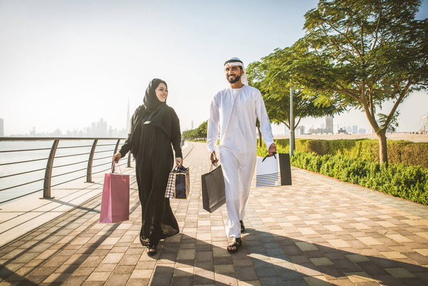 Encontros de casal árabe em Dubai
 - Foto, Imagem