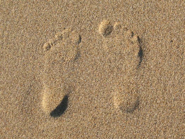  voetafdrukken in het zand - Foto, afbeelding