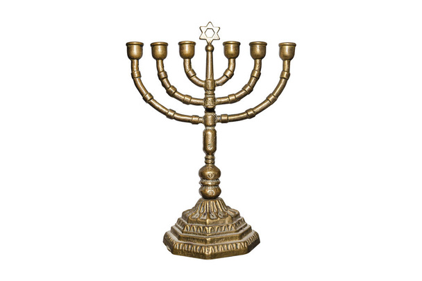 Żydowski siedmioramienny świecznik z gwiazdą Dawida, używany podczas święta Chanuki, odizolowany na białym tle ze ścieżką wycinania. - Zdjęcie, obraz