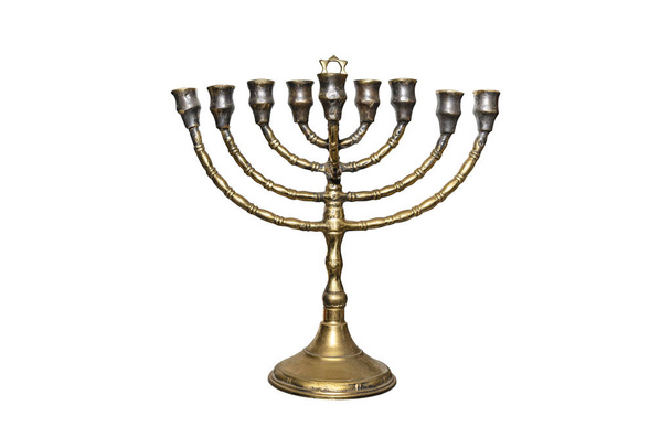 Ένα εννιάκτινο εβραϊκό κηροπήγιο με το αστέρι του Δαβίδ, που χρησιμοποιήθηκε κατά τη διάρκεια του φεστιβάλ του Χάνουκα, απομονωμένο σε λευκό φόντο με ένα μονοπάτι που κόβει.. - Φωτογραφία, εικόνα